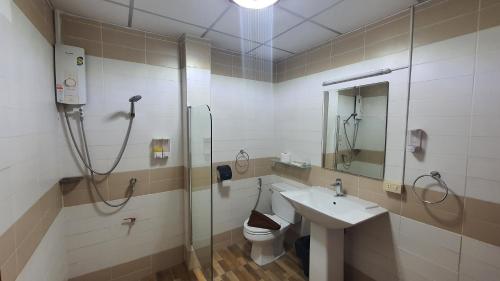 南芭堤雅Shiba Guesthouse的带淋浴、卫生间和盥洗盆的浴室