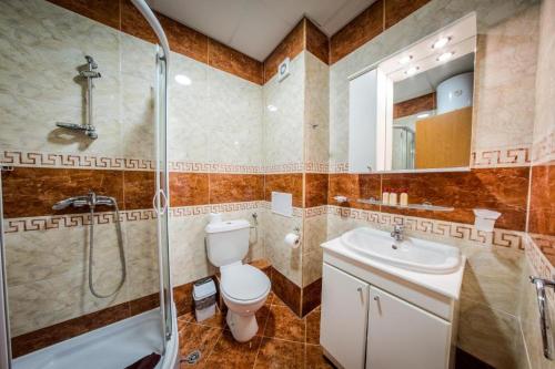 埃勒尼特Privilege Fort beach Apartman Sveti Vlas 61m2的浴室配有卫生间、淋浴和盥洗盆。