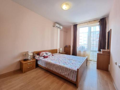 埃勒尼特Privilege Fort beach Apartman Sveti Vlas 61m2的一间卧室设有一张床和一个大窗户