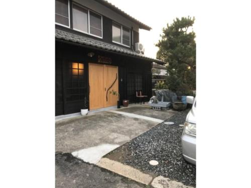 长滨市Kishida House - Vacation STAY 78228v的车道和车库的房子