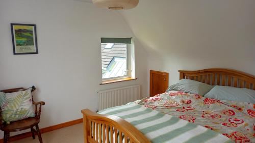 拉斯姆兰Idyllic 3-Bed House minutes from village & beach的卧室配有床、椅子和窗户。