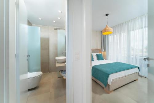 普利瑙港湾Sentimento Sea Breeze的一间卧室配有一张床、一个浴缸和一个水槽
