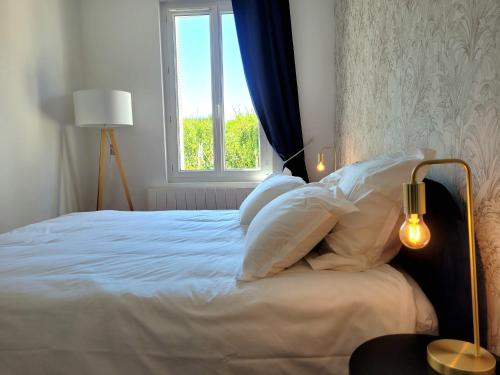 勒阿弗尔LA PARENTHÈSE HAVRAISE - Parking privé Plein centre & Très calme的卧室配有白色的床和窗户