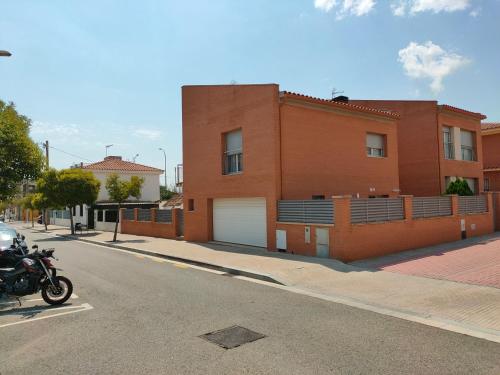 雷乌斯Chalet amplio con Jardín y zona barbacoa.的停在大楼前的街道上的摩托车