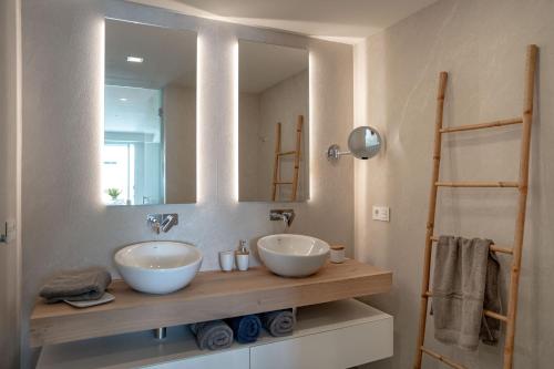 库姆布勒德尔索尔Infinity Horizon Apartment - Costa Blanca的浴室设有2个水槽和镜子