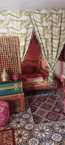 穆莱伊德里斯Riad lala zakia的一间设有床和两把椅子的房间和地毯