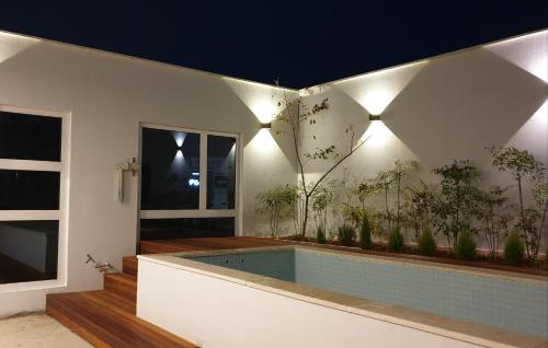 昌原市Jinhae Intercity Hotel的一座房子,墙上有植物游泳池