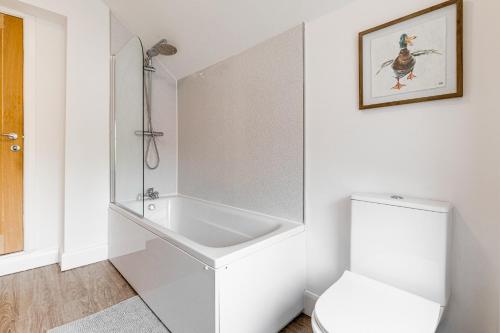 DonisthorpeSilver Stag Properties, Cozy 2 BR House w Garden的白色的浴室设有卫生间和水槽。