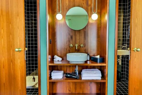 布勒Le Tonnelier的一间带水槽和镜子的浴室