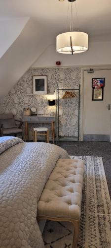 唐克斯特Rigsbys Guesthouse Doncaster的一间卧室配有一张大床和一张书桌