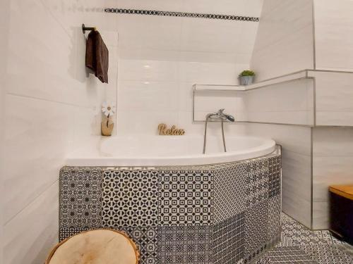 耶莱尼亚古拉Ratusz na 5的带浴缸的浴室和木凳