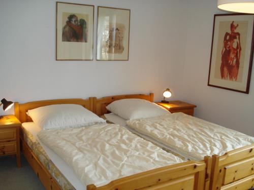 瓦尔贝拉La Golp (354 Ru)的卧室设有两张单人床和两盏灯。