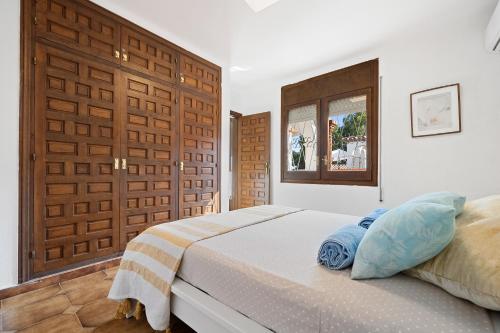 迈阿密普拉特亚Charming Mediterranean house with private jacuzzi sea and mountain views的一间卧室配有一张床和一扇木门