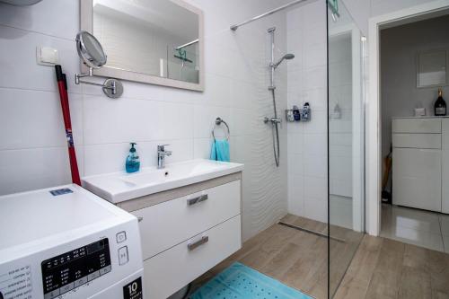 万塔西西Luxury Apartment Luna的白色的浴室设有水槽和淋浴。