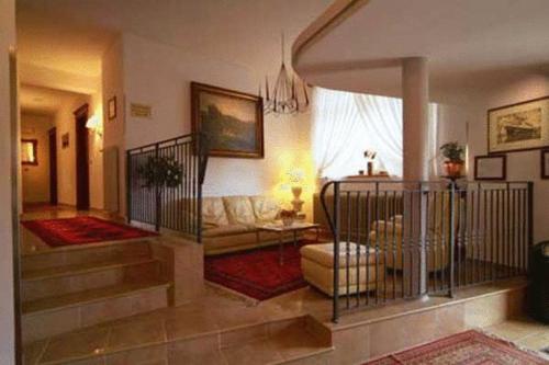 塔尔维西奥哈博乐酒店的带沙发的客厅和带楼梯的客厅