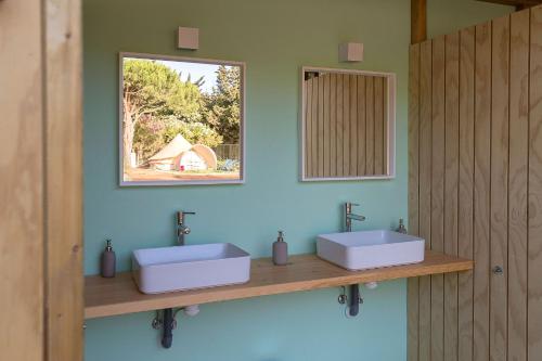 科尼尔-德拉弗龙特拉Glamping La Mimosa CONIL的浴室设有2个水槽和镜子