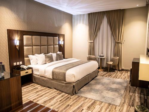 哈费尔巴廷فندق روند的酒店客房设有一张大床和一张书桌。