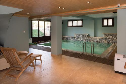 卡拉维塔Alpine Aria的一个带桌子和椅子的大型室内游泳池