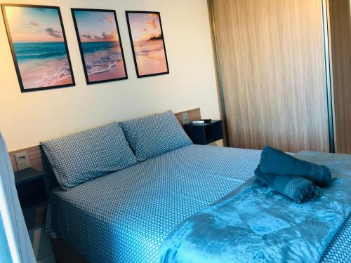 嘎林海斯港Makambira Residence By SummerFlats no CENTRO DE PORTO DE GALINHAS的卧室配有一张蓝色的床,墙上挂有图片