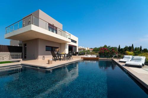阿斯格罗Ethereum Villa的房屋前有游泳池的房子