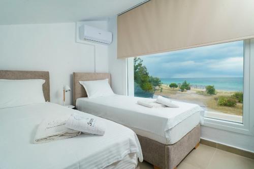 普利瑙港湾Sentimento Sea Breeze的海景客房 - 带两张床