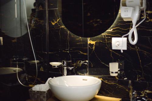 戈里察Duplex Rooms的一间带水槽和镜子的浴室
