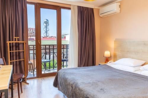 巴统N16酒店的酒店客房设有一张床和一个阳台。