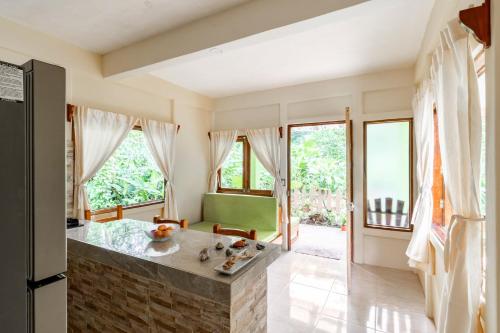 托尔图格罗Casa Chilamates 2.0的客厅设有绿色沙发和窗户。