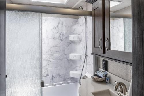 布拉格堡H - Driftwood的带淋浴和盥洗盆的白色浴室