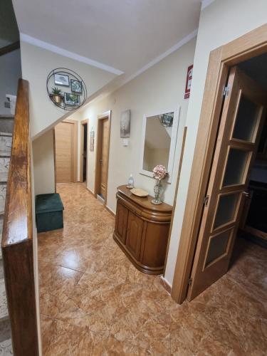 费莱乔萨CA' REMEDIOS的走廊上设有梳妆台和镜子