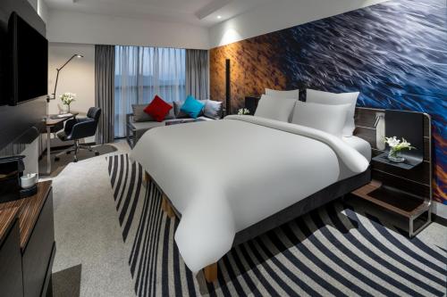 麦加Novotel Makkah Thakher City的酒店客房设有一张大床和一台电视。