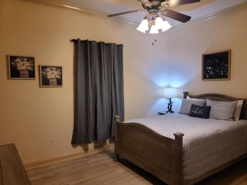 哈蒙德Villa 7的一间卧室配有一张床和吊扇