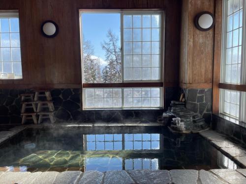 南鱼沼市Koguriyama Sanso - Vacation STAY 16071v的窗户房间里一片水