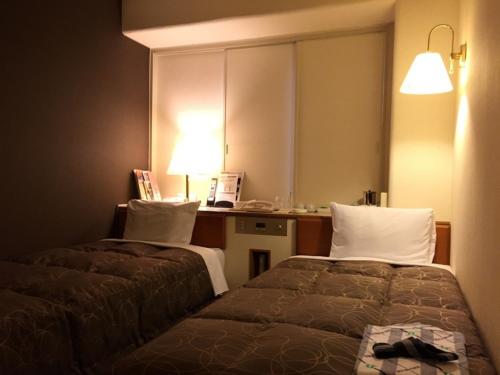 福井Az Inn Fukui - Vacation STAY 65944v的酒店客房配有两张床和一张书桌