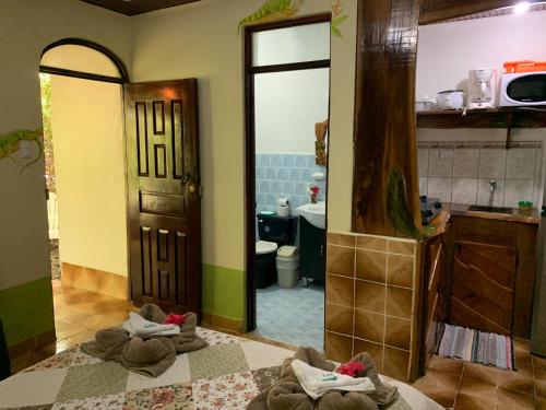 卡维塔Cabinas Tito的浴室位于镜子前的地板上,配有毛巾