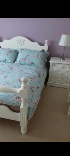 莱特肯尼Mels accomodation的卧室配有白色的床和白色床头柜