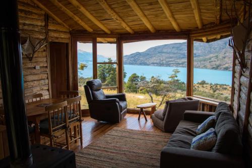 Aldana马林科罗拉多生态酒店的享有湖景的客厅