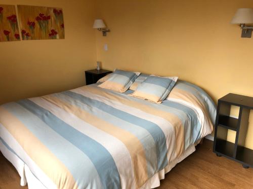 圣卡洛斯-德巴里洛切塞布利克巴里洛切公寓的一间卧室配有一张大床和两个枕头