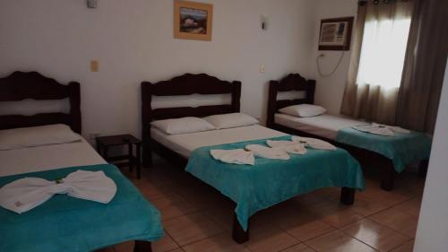 巴雷克萨巴Hotel Portal de Barequeçaba的一间设有两张床铺和毛巾的房间