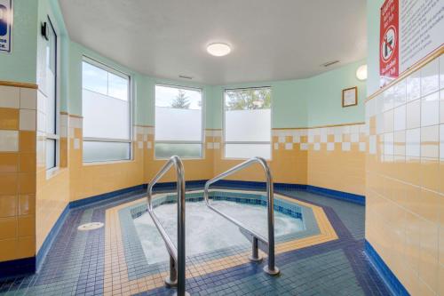 彻梅纳斯茜美娜斯贝斯特韦斯特酒店的设有带按摩浴缸的浴室。