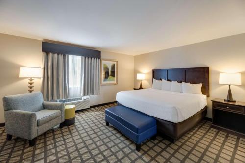 圣安吉洛圣安吉洛贝蒙特旅馆套房酒店的配有一张床和一把椅子的酒店客房