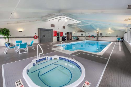 埃德蒙顿西方华美达酒店的大楼内带热水浴池的大型游泳池