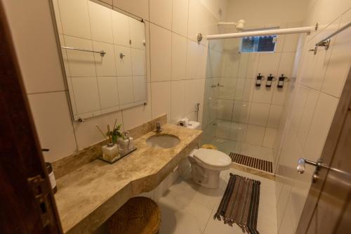 圣阿马鲁Pousada Rancho das Dunas的一间带水槽、卫生间和淋浴的浴室