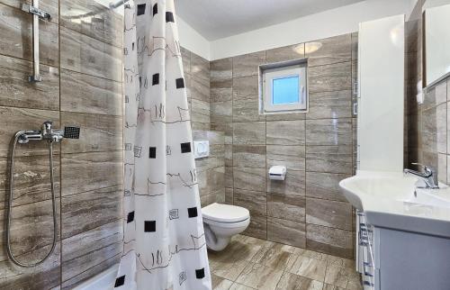 弗班吉Apartments by the sea Basina, Hvar - 5699的浴室配有卫生间、淋浴和盥洗盆。