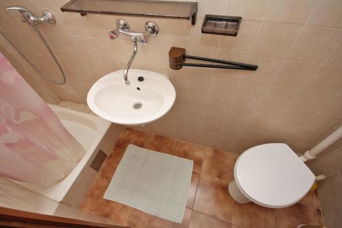 泰斯Apartment Nemira 5884c的浴室配有白色卫生间和盥洗盆。