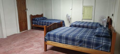 斯普希尔EK BALAM的一间客房内配有两张床的房间