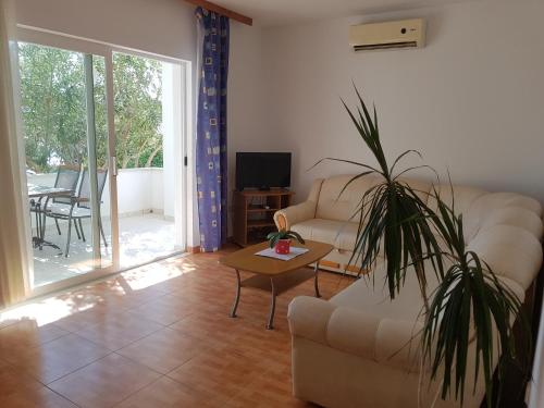 库希斯特Apartments by the sea Kuciste - Perna, Peljesac - 4545的客厅配有沙发和桌子