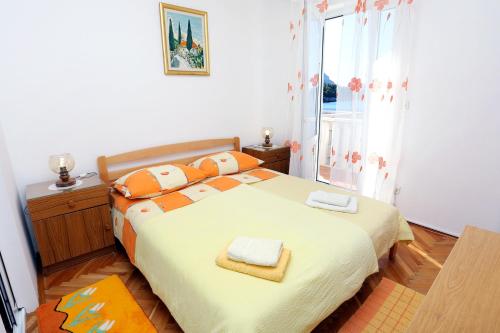 特雷斯塔尼克Apartments by the sea Trstenik, Peljesac - 4570的一间卧室配有一张床,上面有两条毛巾