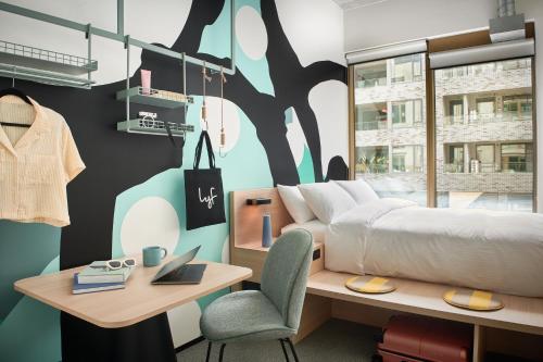 墨尔本lyf Collingwood Melbourne的一间卧室配有一张床、一张桌子和一张书桌