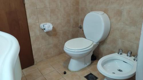 圣卡洛斯-德巴里洛切Casita Cavok的浴室配有白色卫生间和盥洗盆。